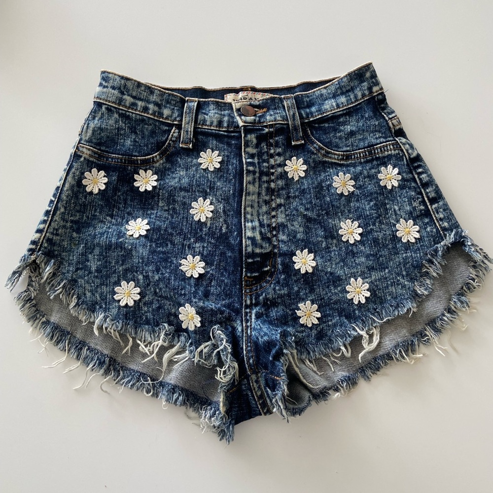 High Waisted Daisy Appliqué Denim Shorts in Dark Acid Wash